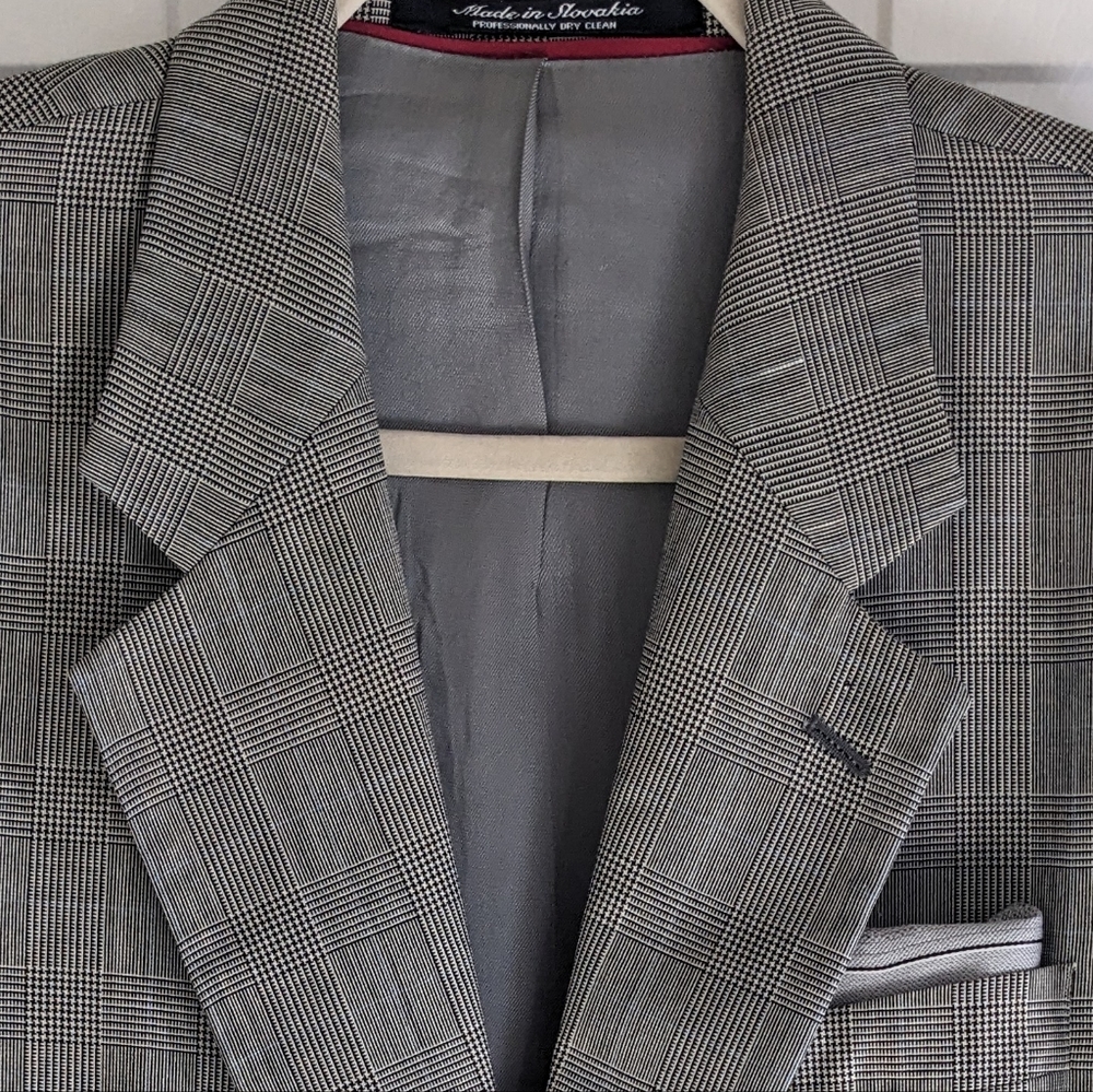 Men's 2-piece suit in grey & black plaid. Kilburne&Finch. 40S/W34. Pants 38x29.